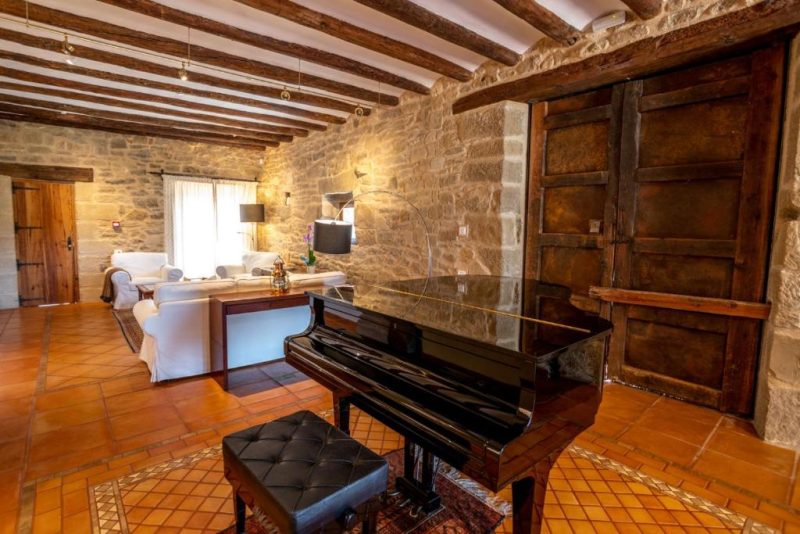 Dormitorio con piano del Mas de la Costa, hotel con encanto en Valderrobres