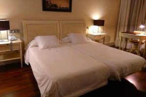 Hotel 4 Estrellas con bañera de hidromasaje en la habitación en Jerez de la Frontera