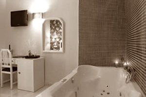 Hotel con jacuzzi en la habitación en Granada