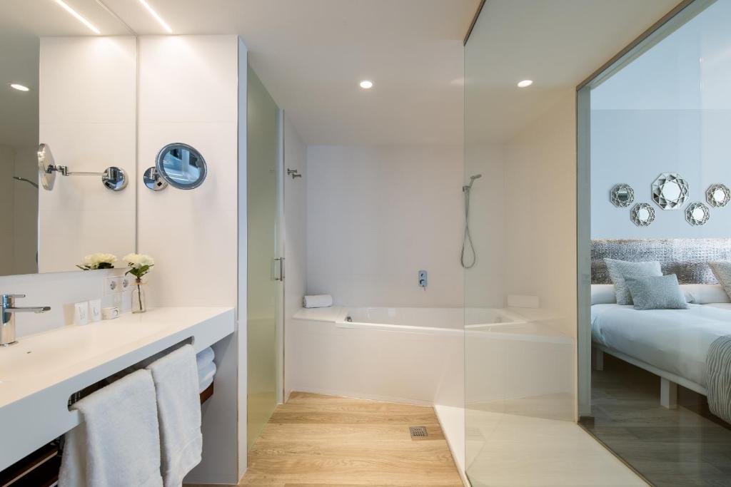 Baño de una habitación doble del Oliva Nova Beach & Golf Hotel.