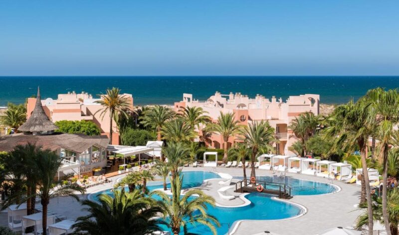 Vistas del hotel y zona de piscinas del Oliva Nova Beach & Golf Hotel.