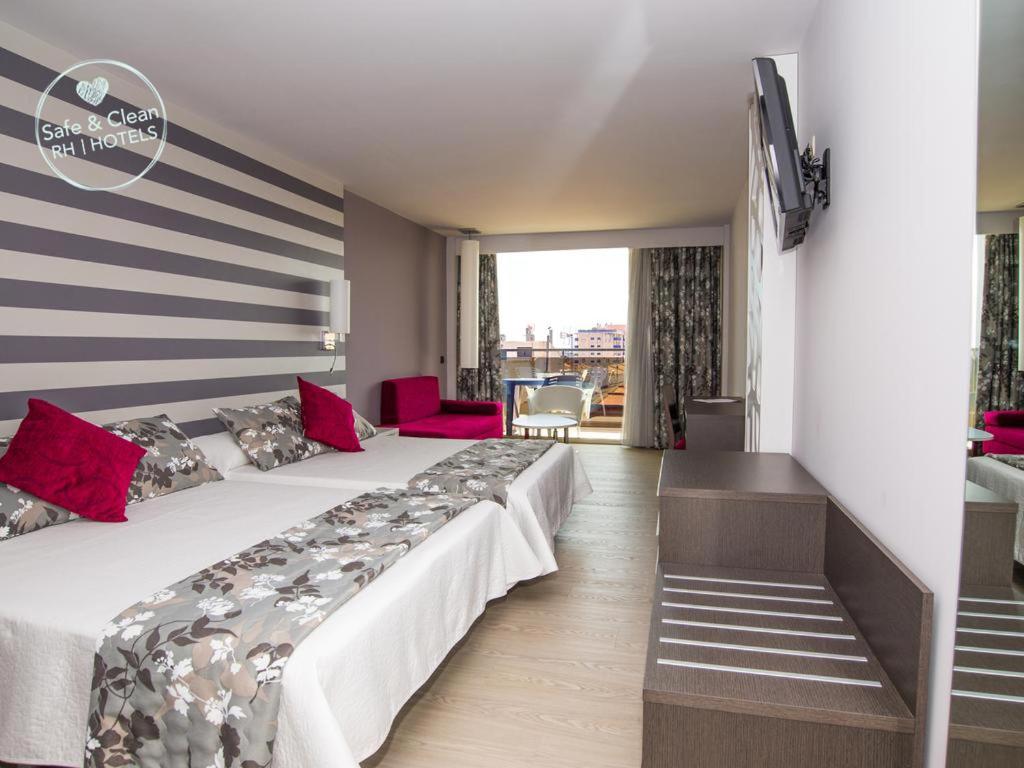 Diseño moderno en una de las habitaciones dobles del hotel.