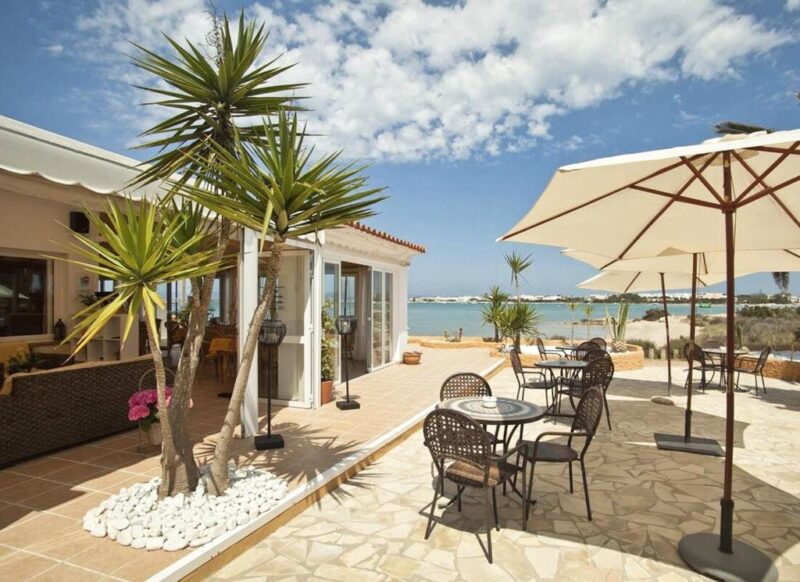 La terraza al aire libre del bar del hotel.