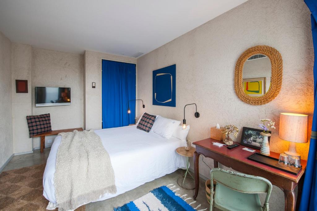 Una elegante habitación doble.