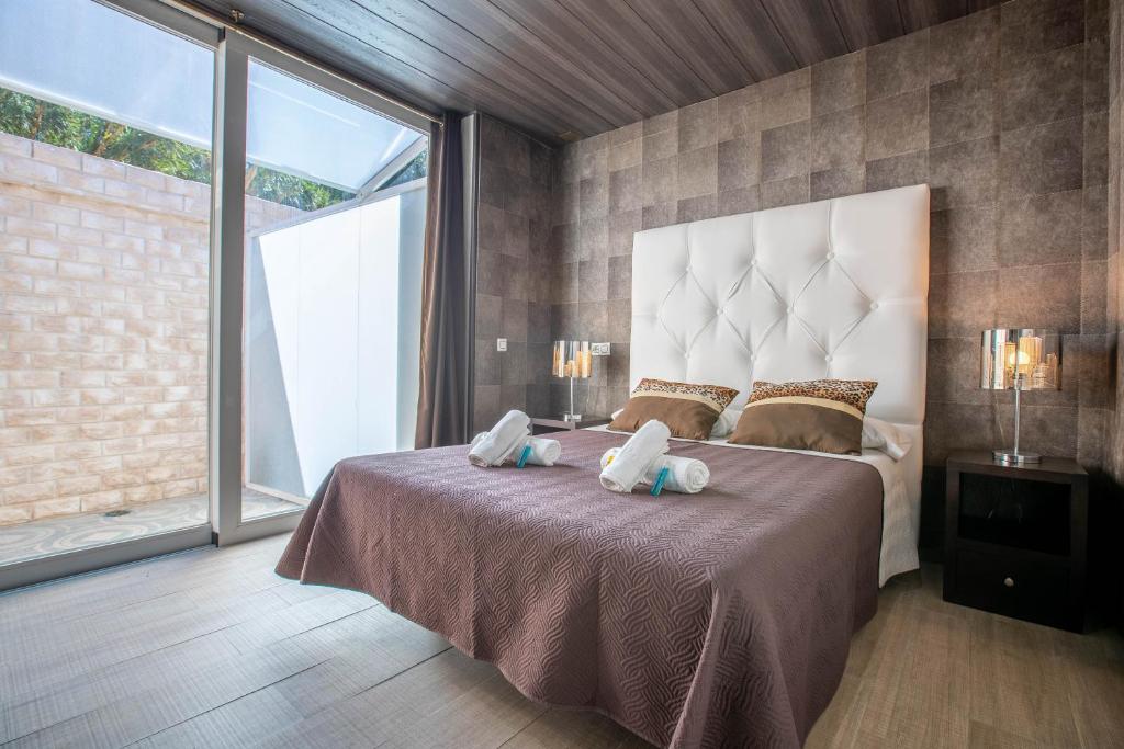 Una habitación doble luminosa.