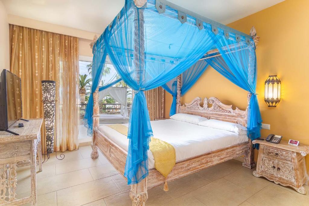 Una habitación doble con elección de cama con dosel.