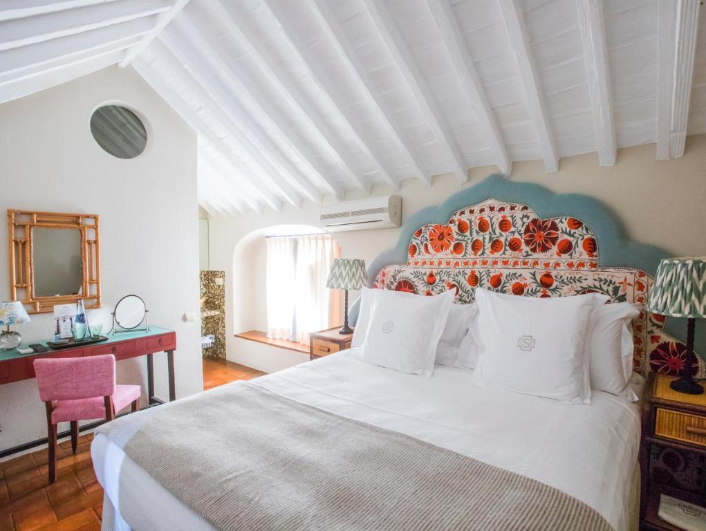 Una habitación doble, con muebles antiguos y modernos combinados con gusto.