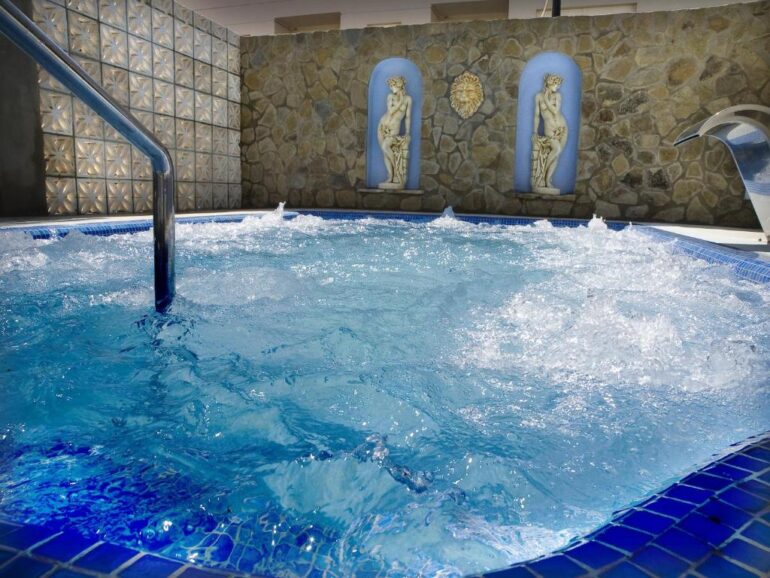 Una bañera grande de hidromasaje.