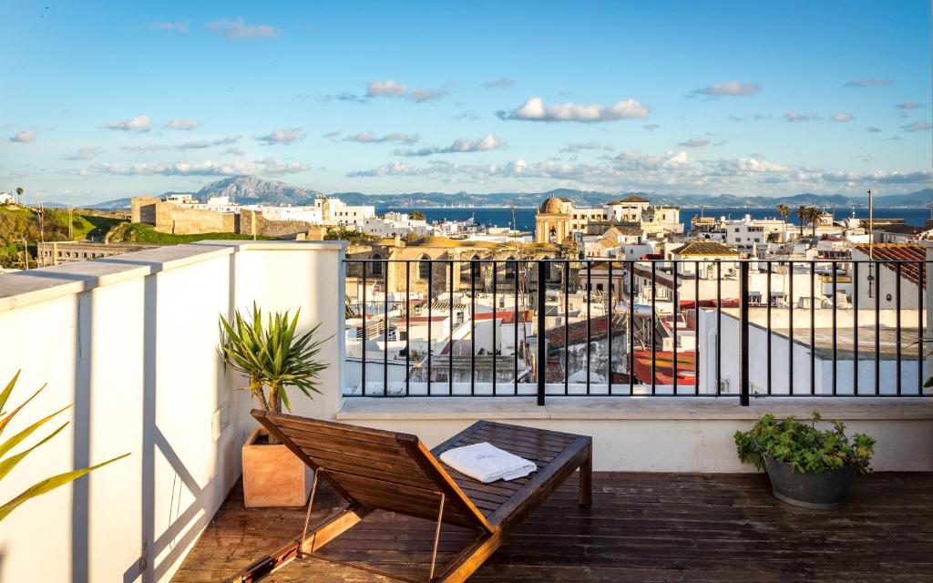 Una bonita terraza con vistas a la ciudad.