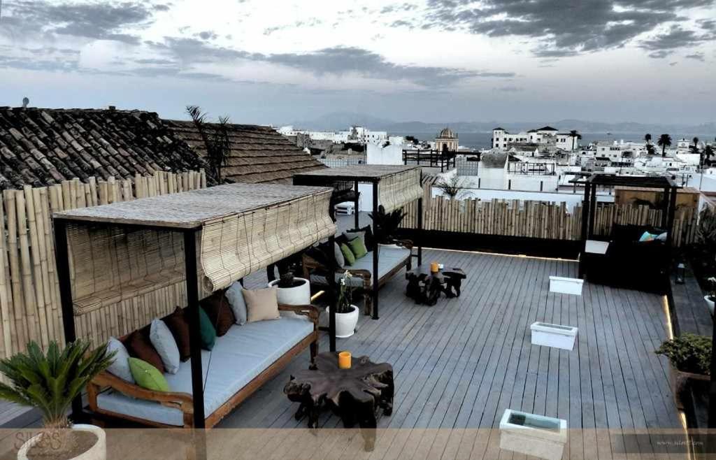 La terraza, con vistas a la ciudad y al Estrecho.