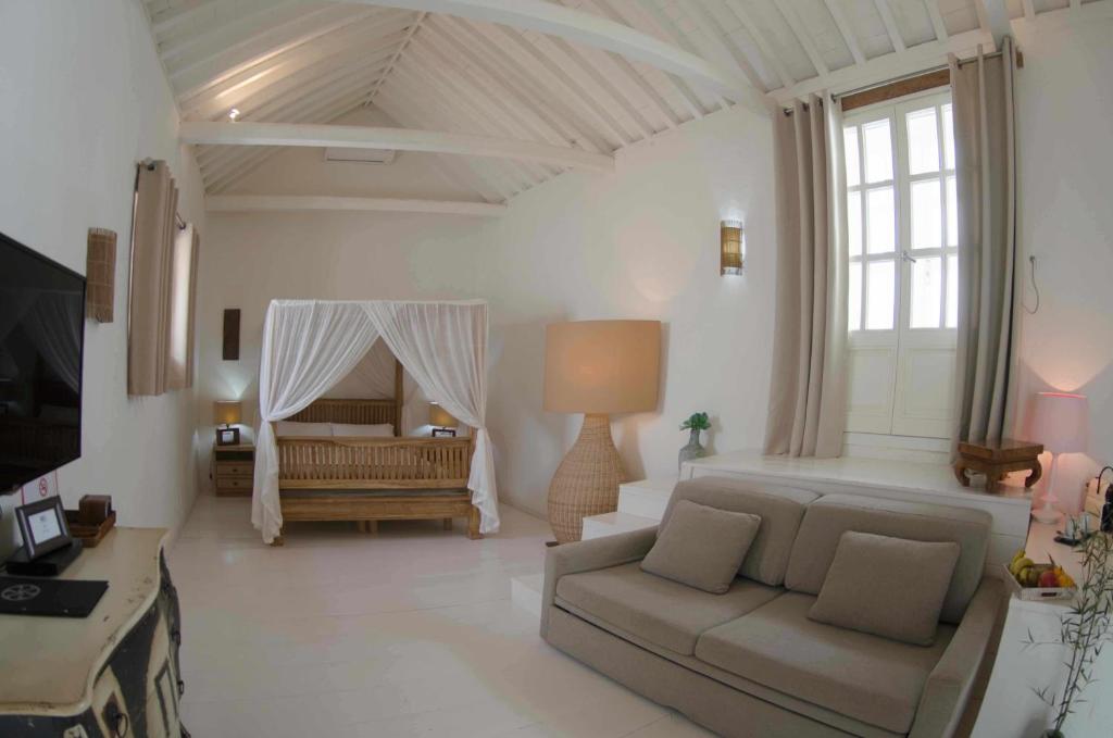 Una habitación doble, con una decoración de estilo étnico.