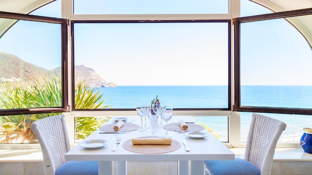 El comedor del hotel, con el Mediterráneo como telón de fondo.
