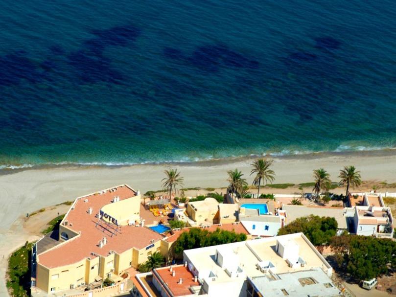 Vista aérea del hotel, junto a la playa.