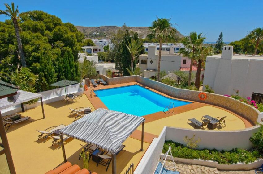 La piscina del hotel, con tumbonas.