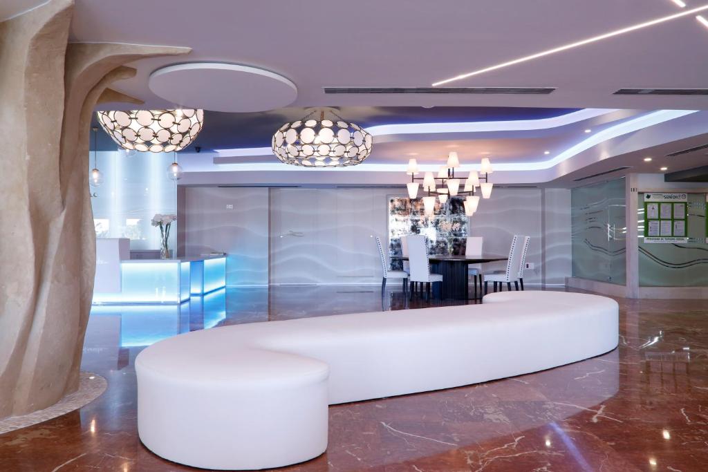 Una elegante zona de espera junto a la recepción.