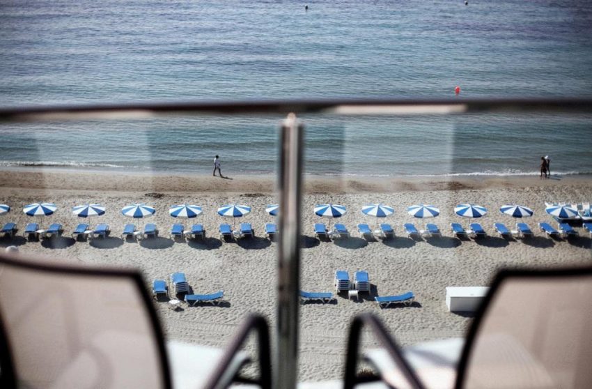 Terraza de la habitación con vistas al mar del Hotel Allon Mediterrania, en Villajoyosa.