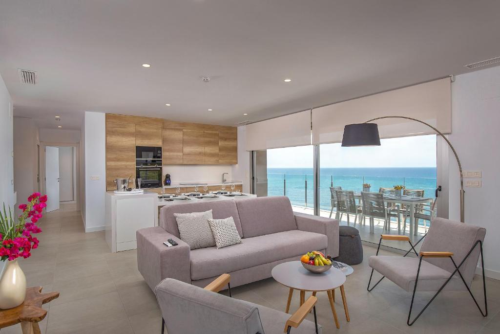 Interior (salón) del Blue Line Apartment Hotel en Villajoyosa con vistas al mar.