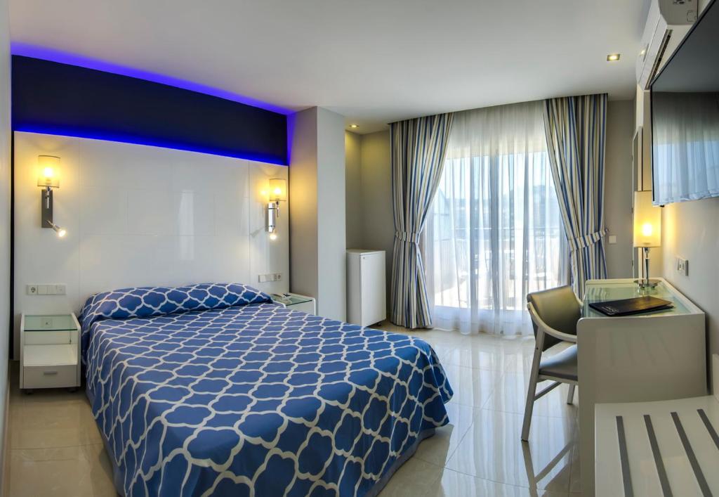 Habitación del Hotel La Cala Finestrat con vistas al mar.