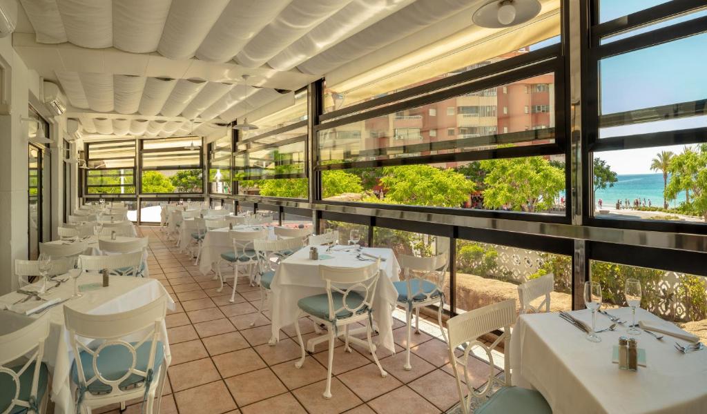 Comedor con vistas a la playa del Hotel RH Corona del Mar, en Benidorm.