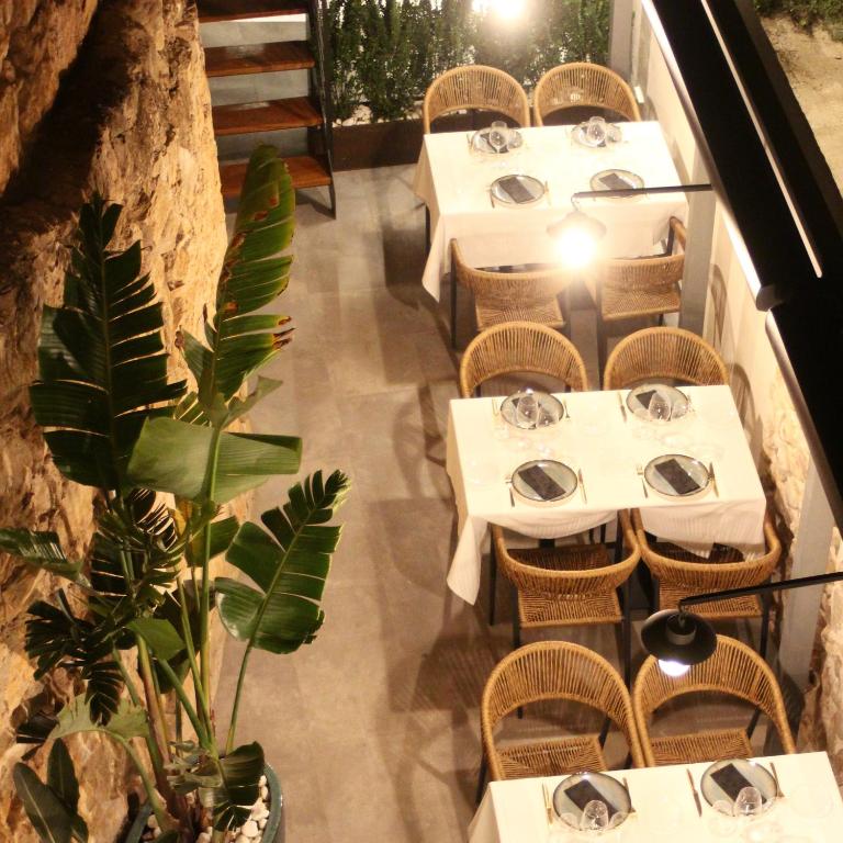 Comedor de Pou by Seaward Suites con decoración tradicional y acogedora.