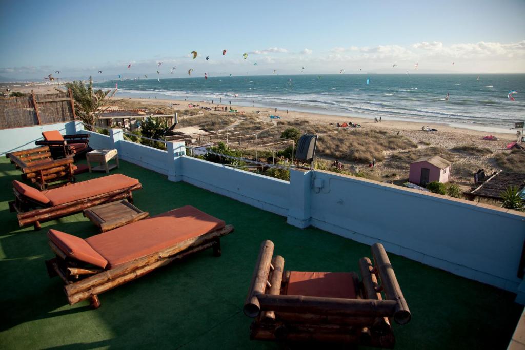 Tumbonas en la terraza, frente al mar.