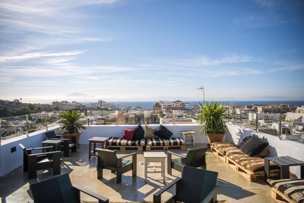 La terraza, con vistas a la ciudad y al mar.