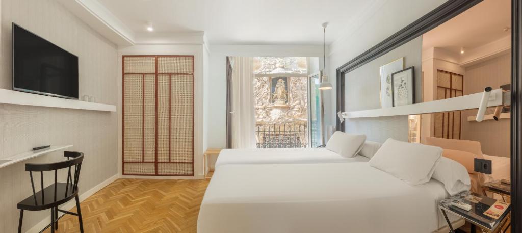 Habitación moderna de SH Inglés Boutique Hotel, con espejo de cabecera.