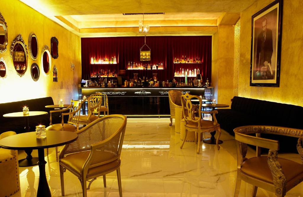 Bar salón de SH Inglés Boutique Hotel, decorado con gusto y estilo.