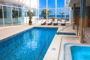 Piscina cubierta con cenefa