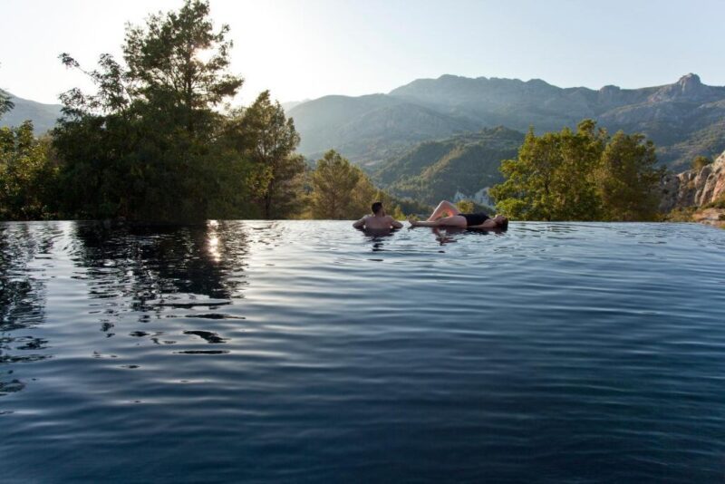 Piscina infinita en Alicante montaña