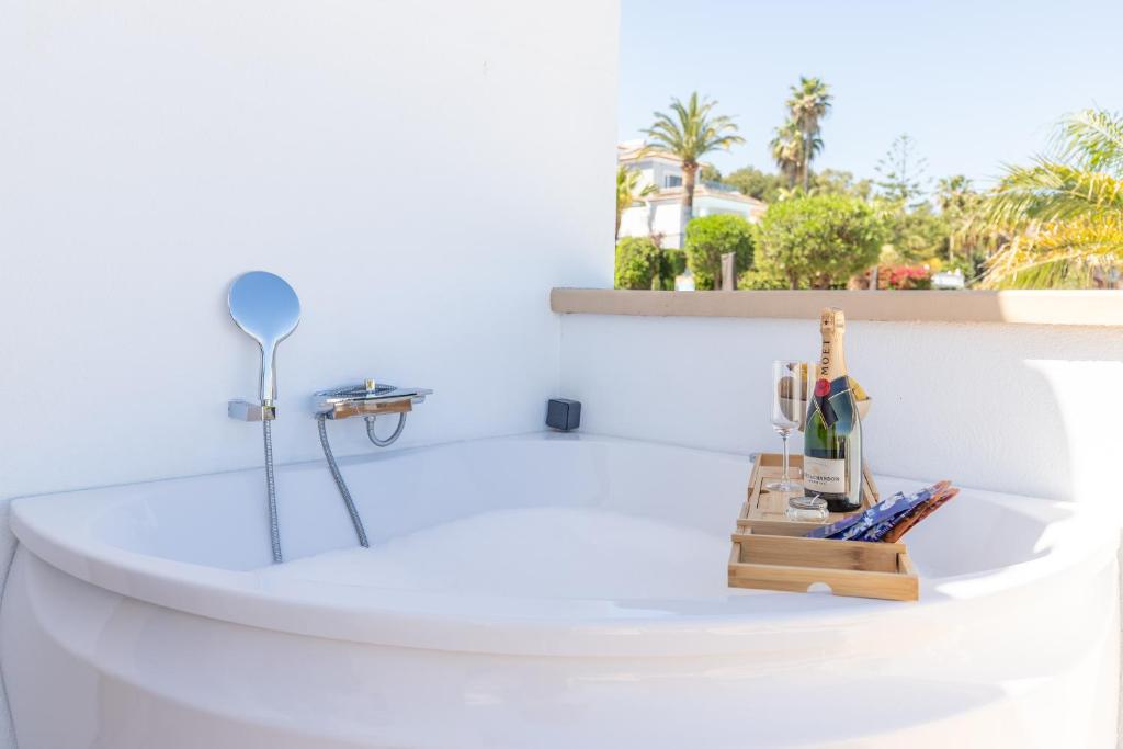Bañera de diseño con botella de cava, un detalle romántico de Atalaya Boutique.