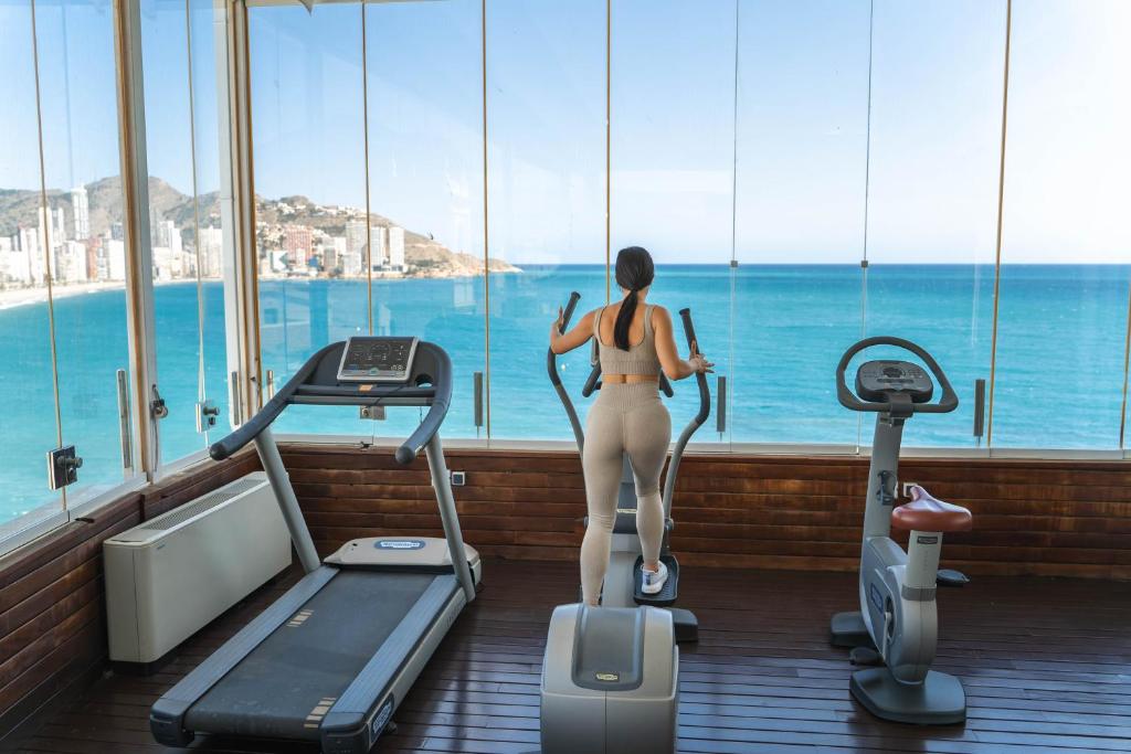 Gimnasio moderno y equipado con maquinaria de entrenamiento en las instalaciones del Hotel Boutique Villa Venecia.