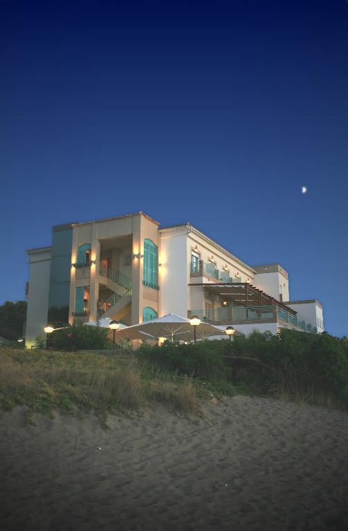 El Hotel Noguera Mar iluminado de noche frente a la playa.