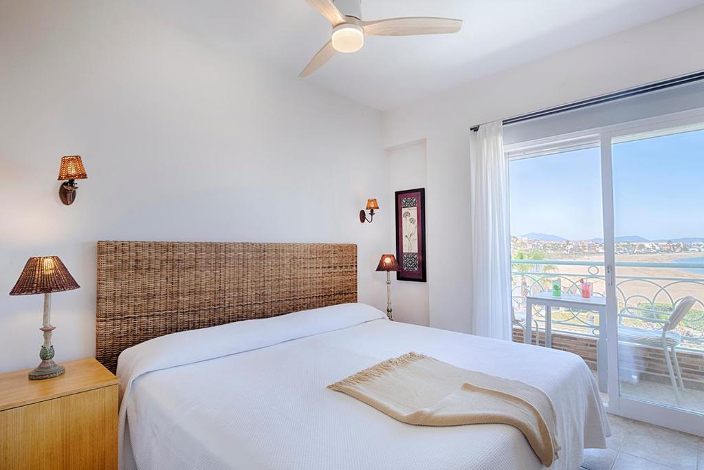 Habitación doble de estilo mediterráneo con ropa de cama de calidad.