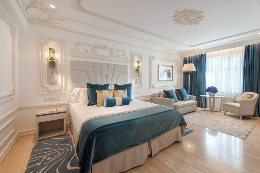 Una elegante habitación doble, con vistas a la ciudad o al mar.