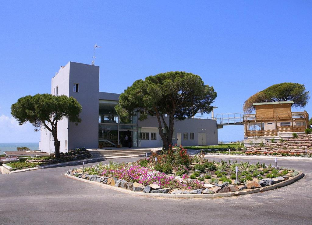 El edificio del hotel, en un pinar frente al mar.