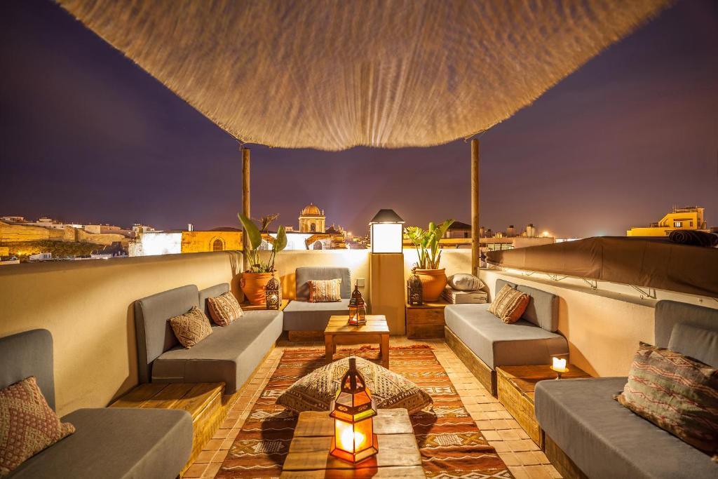 La terraza árabe, iluminada de noche.