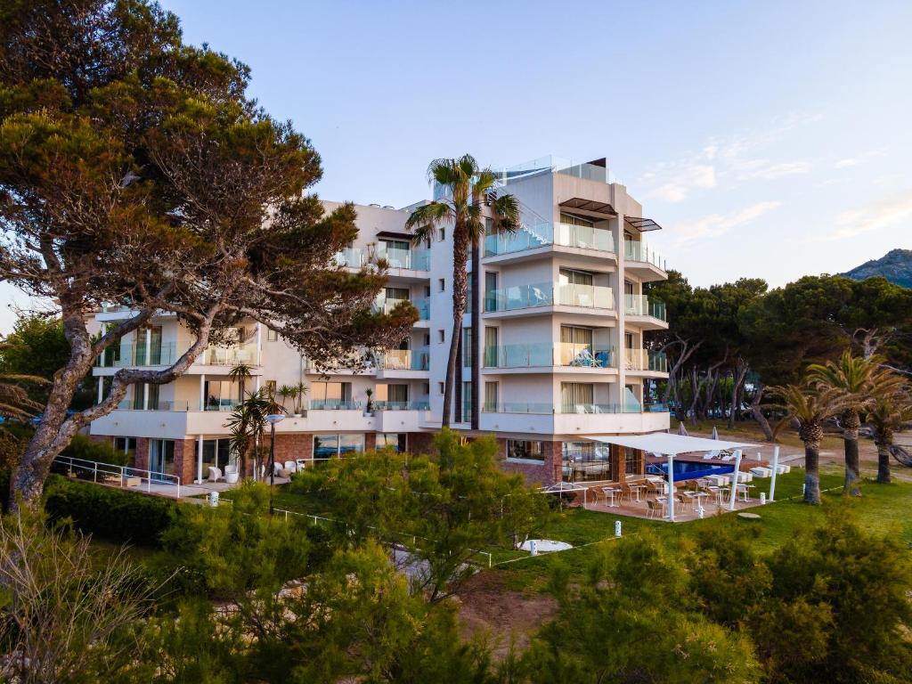 El edificio del hotel, en primera línea de la bahía de Canyamel.