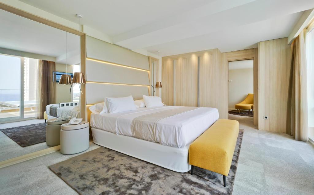 Habitación doble del Hotel Don Pancho, de estilo contemporáneo y tonos suaves, con balcón.