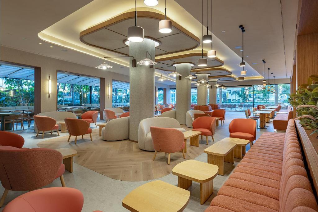 Zona de descanso del Port Benidorm Hotel & Spa, de diseño actual tras su renovación.