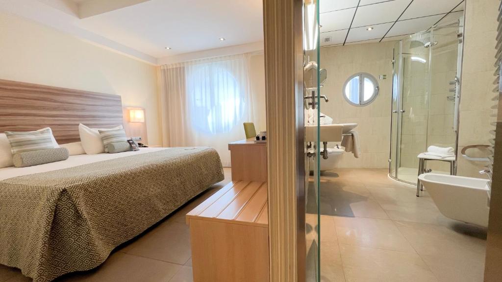 Habitación doble del Riviera Beachotel, moderna, luminosa y con una cama muy cómoda.