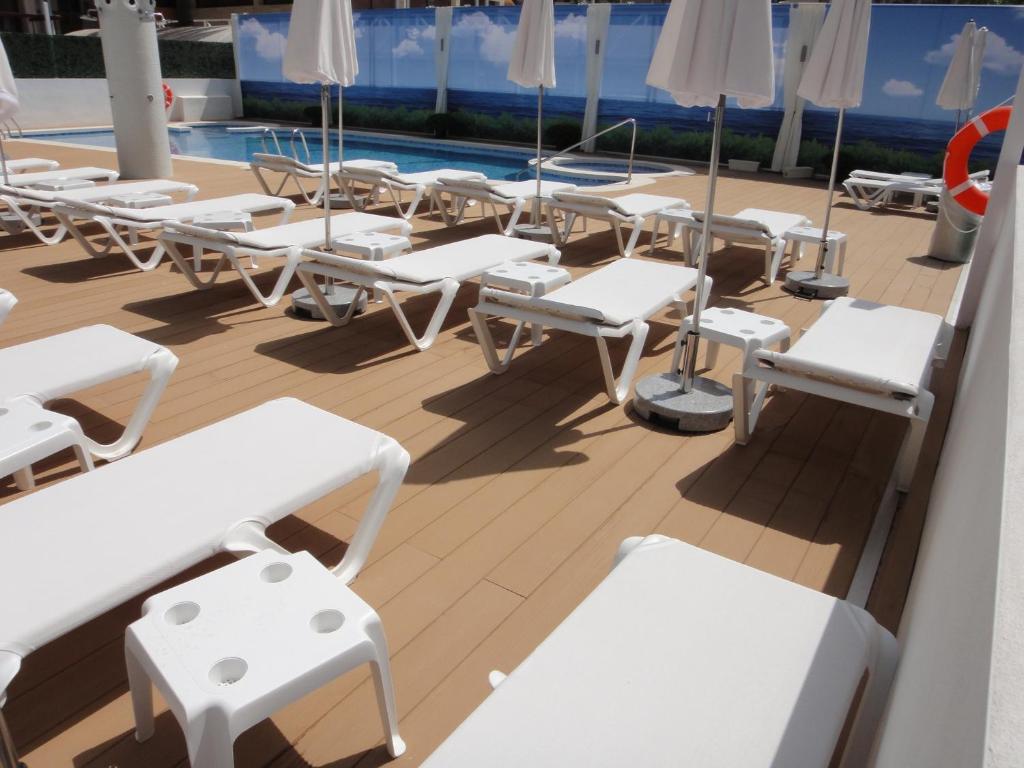 Piscina con tumbonas del Riviera Beachotel, un rincón tranquilo para descansar cerca de la playa de Levante.