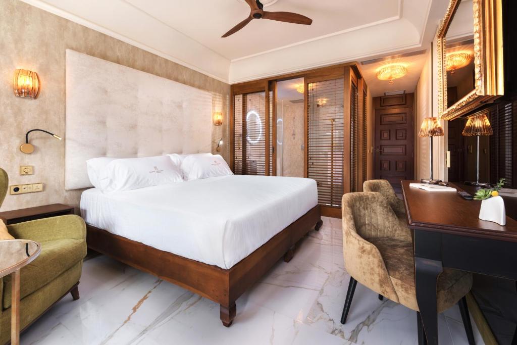 Una habitación doble renovada, elegante y luminosa.