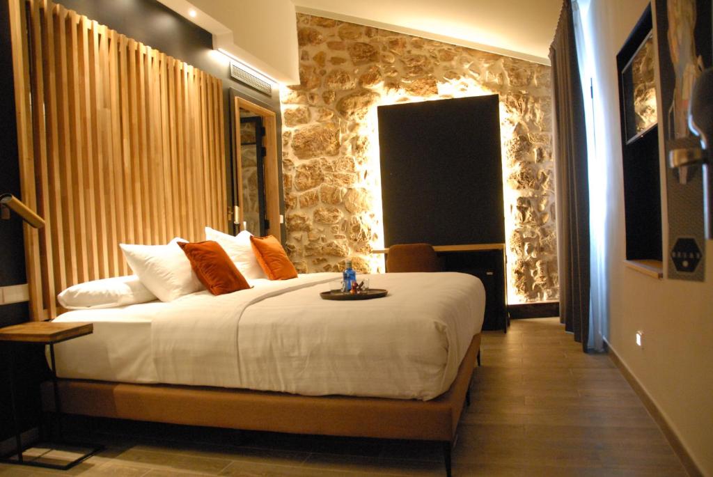 Dormitorio de Pou by Seaward Suites con decoración rústica y acogedora.