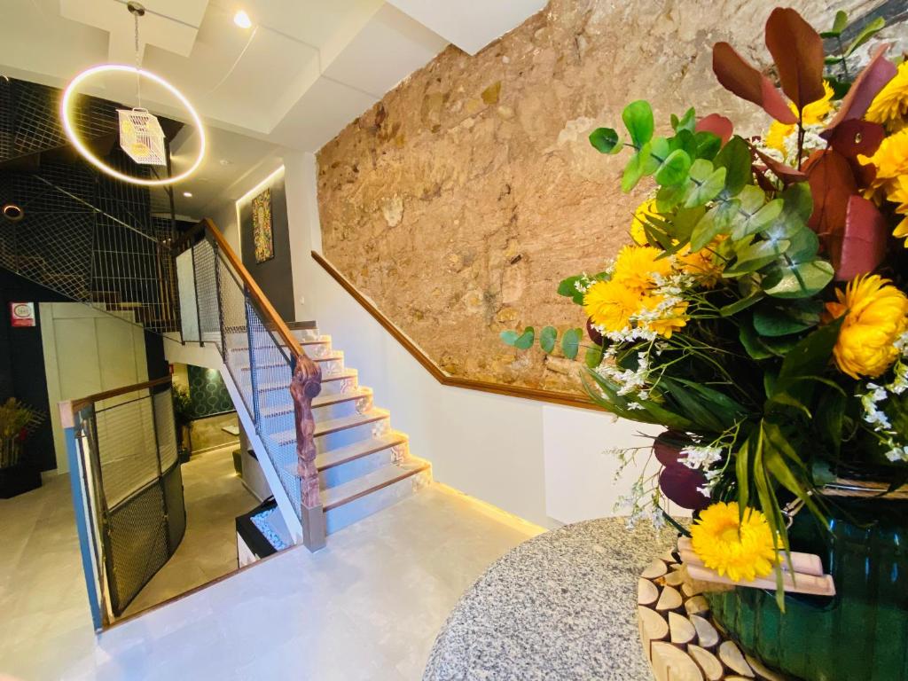 Hall de Pou by Seaward Suites con escalera y decoración rústica.