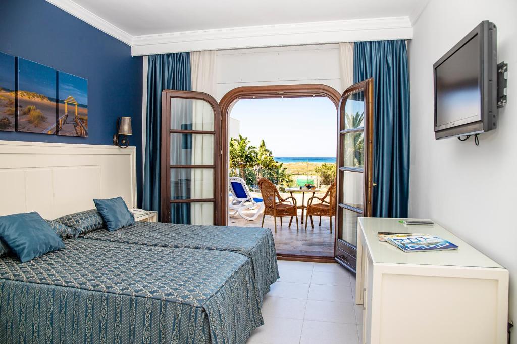 Una habitación doble con vistas al mar.