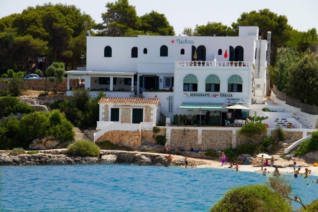 El edificio del hotel, literalmente a pie de playa en la Cala Santandria.