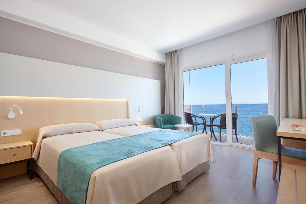 Una habitación doble con balcón y vistas al mar.