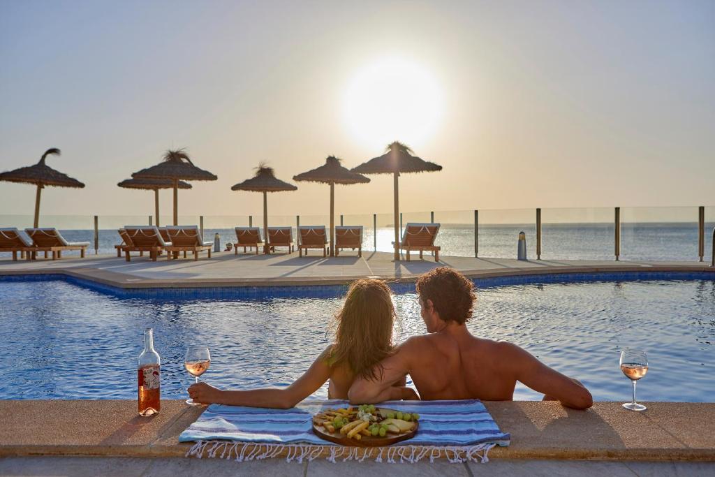 La piscina del hotel, al caer la tarde.