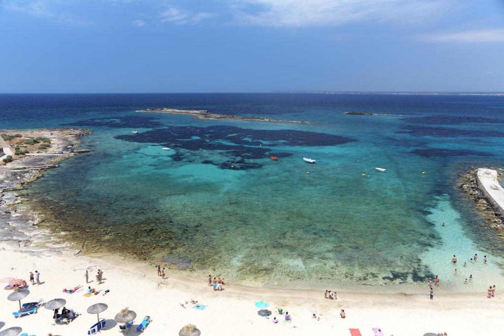 La playa, a pocos metros del hotel.